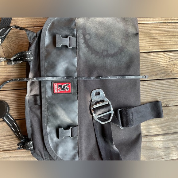 Sleek Black and Gray Messenger Bag - Picture 4 of 7